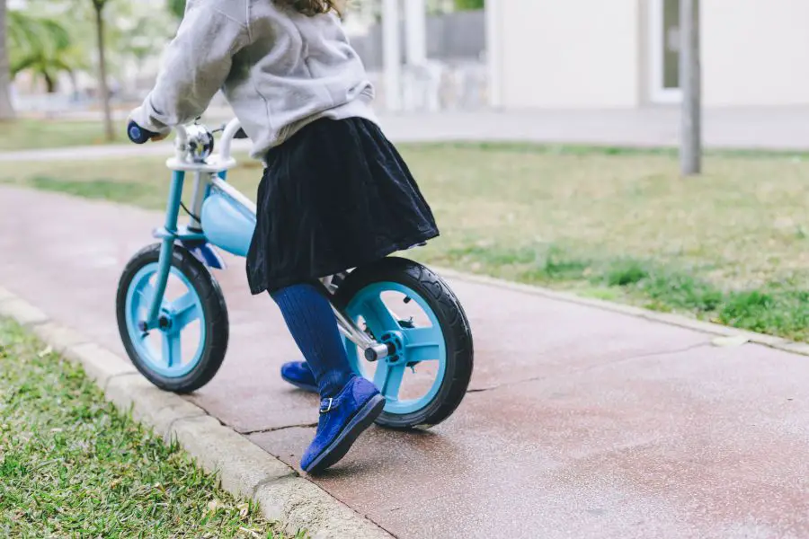  w jakim wieku dziecko może wsiadać na rowerki biegowe - jak nauczyć dziecko
