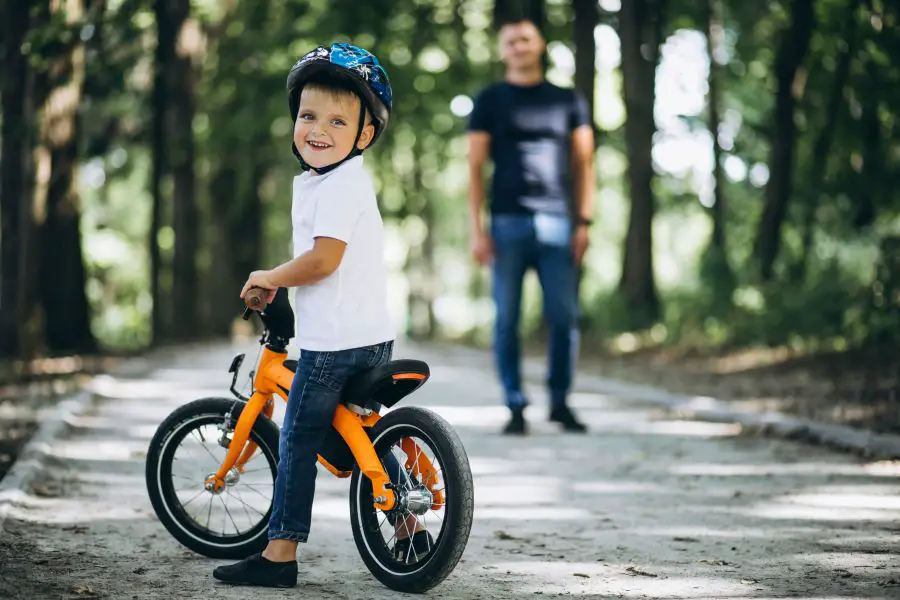  w jakim wieku dziecko może wsiadać na rowerki biegowe - jakie biegówki dla maluszków