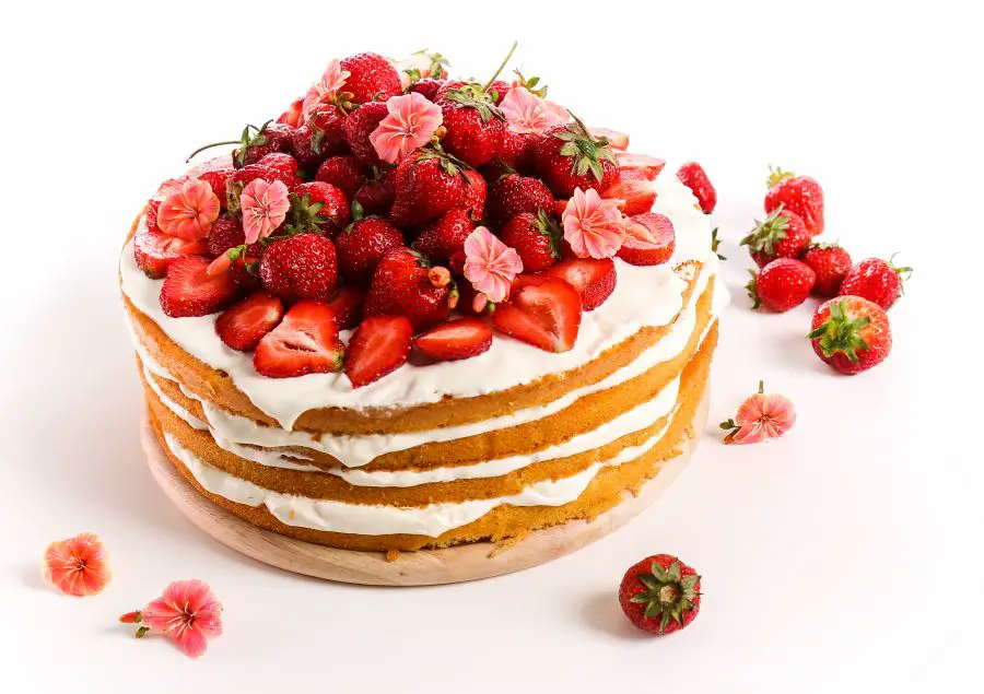 jak udekorować tort - dekorowanie tortu owocami