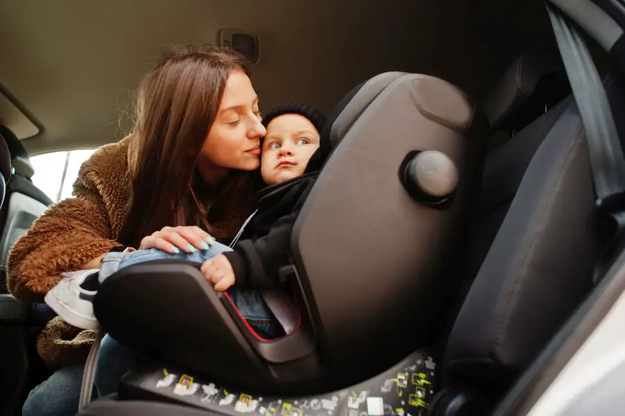 bezpieczna jazda samochodem z dzieckiem - zamontowanie fotelika