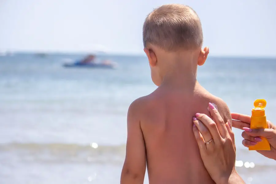 jak dbać o delikatną skórę dziecka w czasie wakacji - krem z filtrem