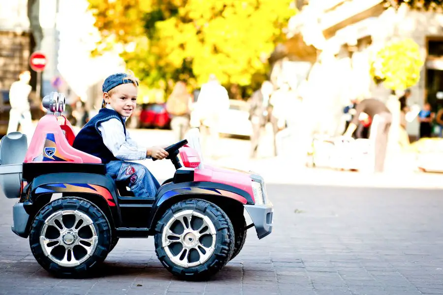 auta na akumulator dla dzieci - na rozwój dużej i małej motoryki