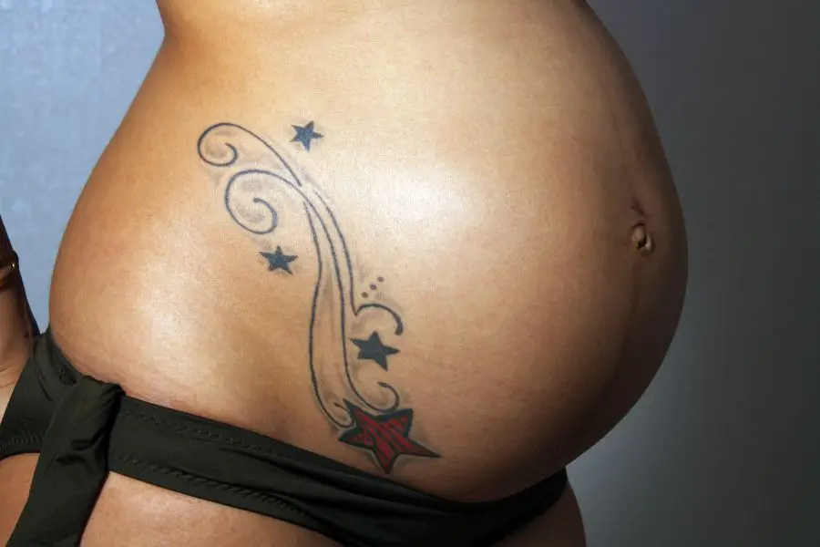 tatuaż w ciąży – czy w ciąży można robić tatuaż?