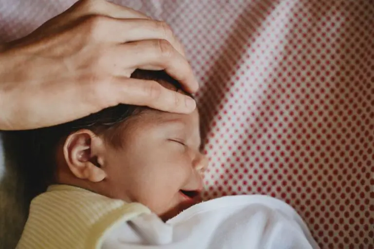 Niemowlak Spi Z Otwarta Buzia Dziecko śpi z otwartą buzią – przyczyny u niemowląt