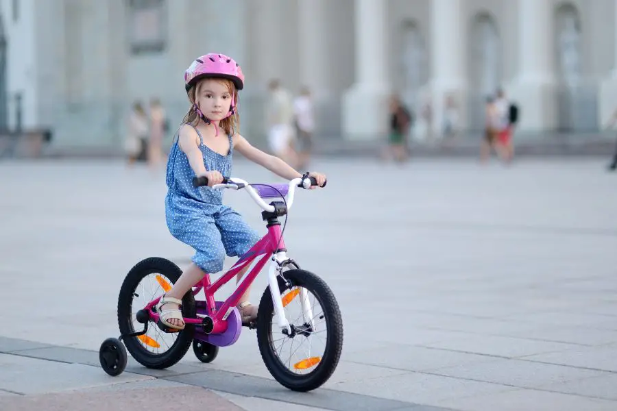 jak nauczyć dziecko jeździć na rowerze - nauka pedałowania
