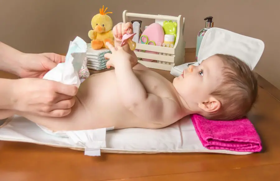 jak zorganizować kącik do przewijania dziecka - w co wyposażyć kącik