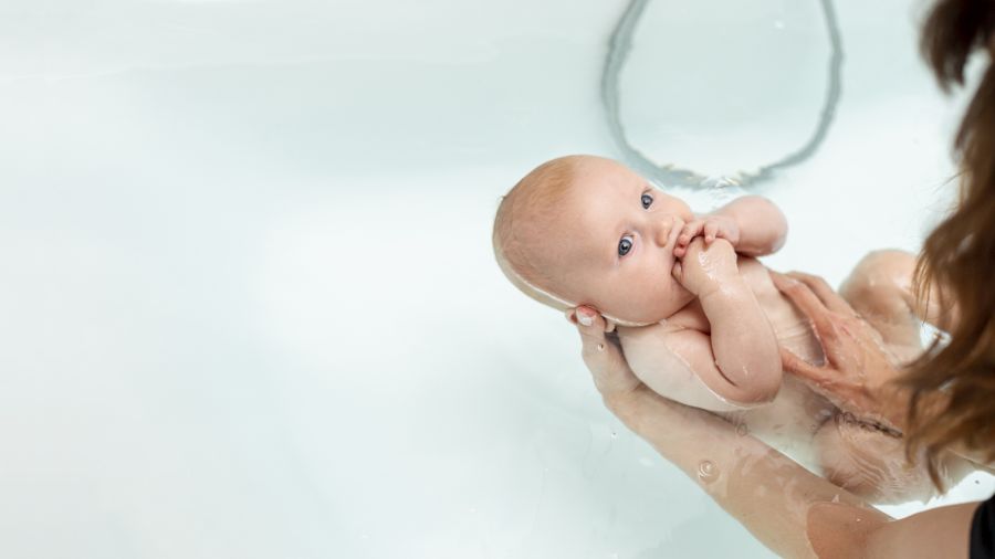 kąpiel noworodka - w wanience