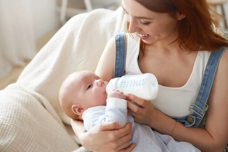 nowoczesne butelki dla niemowląt - mleko matki