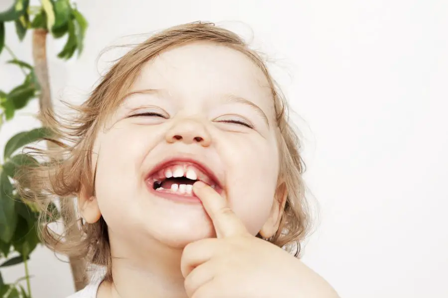pierwsze zęby - jak przebiega proces ząbkowania