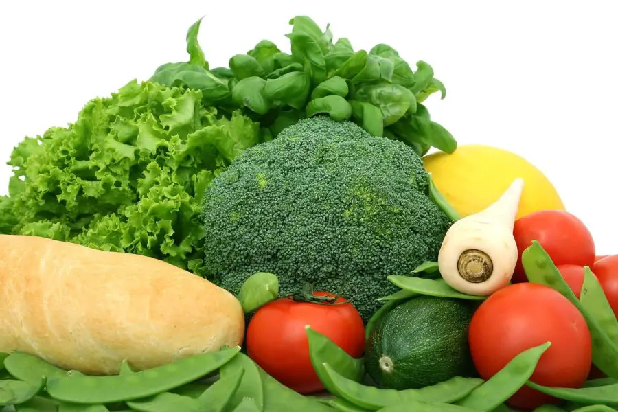 Zestaw zdrowych warzyw dla dziecka: sałaty, brokuł, zielona fasolka, pomidory i melon.